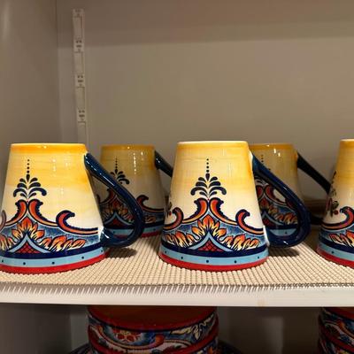 COLORFUL DINNERWARE
