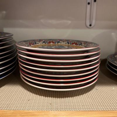 COLORFUL DINNERWARE