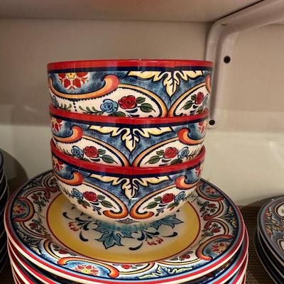 COLORFUL DINNERWARE