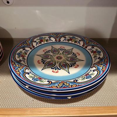 COLORFUL DINNERWARE
