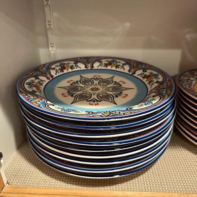 COLORFUL DINNERWARE