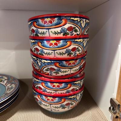 COLORFUL DINNERWARE