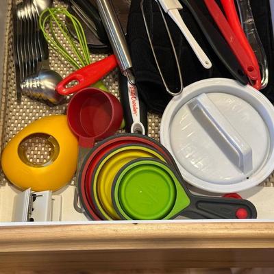 KITCHEN UTENSILS AND SHAKERS