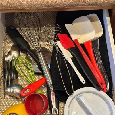 KITCHEN UTENSILS AND SHAKERS