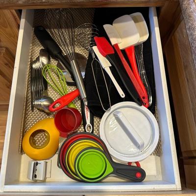 KITCHEN UTENSILS AND SHAKERS