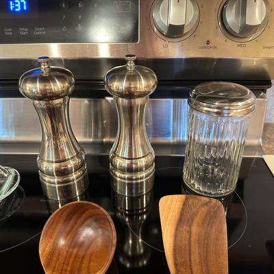 NICE COLLECTION OF KITCHEN ITEMS