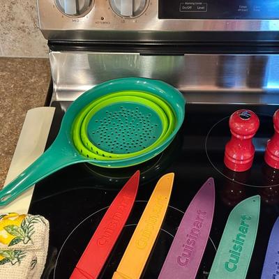 SET OF CUISINART CUTLERY, MIXING BOWLS AND MORE