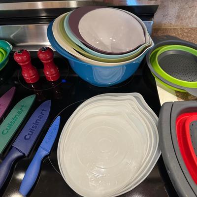 SET OF CUISINART CUTLERY, MIXING BOWLS AND MORE
