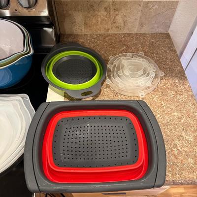 SET OF CUISINART CUTLERY, MIXING BOWLS AND MORE