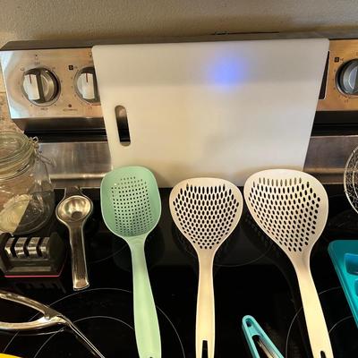 A GREAT COLLECTION OF KITCHEN ITEMS