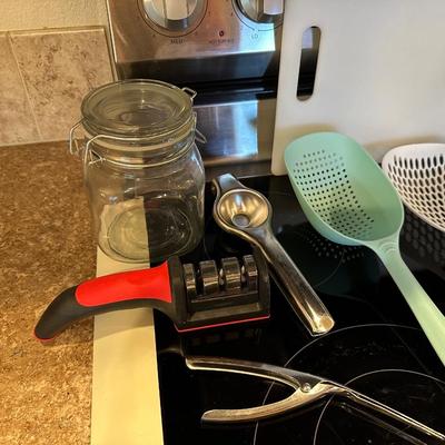 A GREAT COLLECTION OF KITCHEN ITEMS