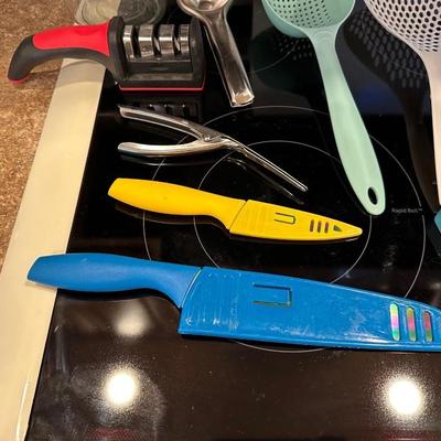 A GREAT COLLECTION OF KITCHEN ITEMS