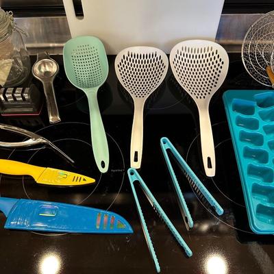 A GREAT COLLECTION OF KITCHEN ITEMS