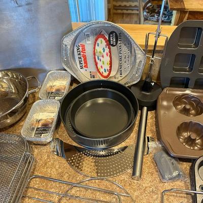 LARGE ASSORTMENT OF BAKEWARE
