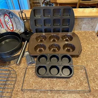 LARGE ASSORTMENT OF BAKEWARE