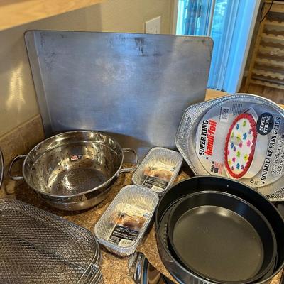LARGE ASSORTMENT OF BAKEWARE