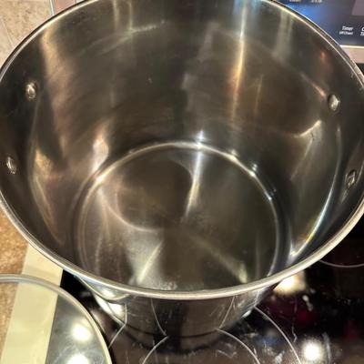 STOCK POTS AND AN ELECTRIC FRYING PAN