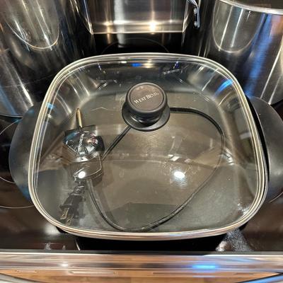 STOCK POTS AND AN ELECTRIC FRYING PAN