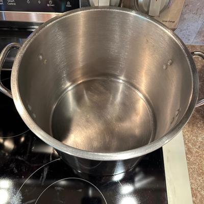 STOCK POTS AND AN ELECTRIC FRYING PAN