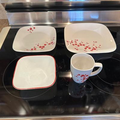 4 PIECE CORELLE DINNERWARE FOR 8 PEOPLE (ONLY 1 SETTING PHOTOGRAPHED)