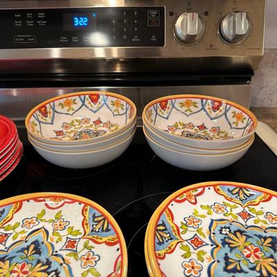 PLASTIC DINNERWARE
