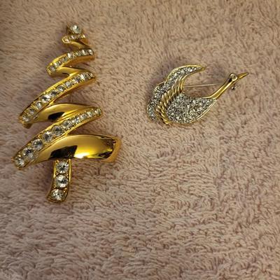 MONET, GERRYS AND 2 OTHER BROOCHES