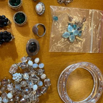 Miscellaneous vintage jewelry that need repair