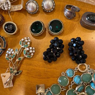 Miscellaneous vintage jewelry that need repair