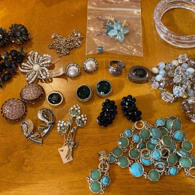 Miscellaneous vintage jewelry that need repair
