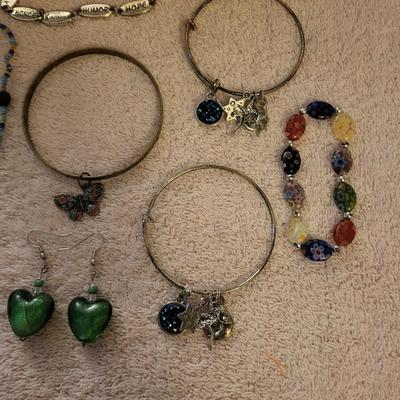 BRACELETS & 1 PAIR OF EARRINGS