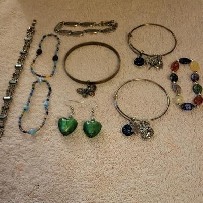 BRACELETS & 1 PAIR OF EARRINGS