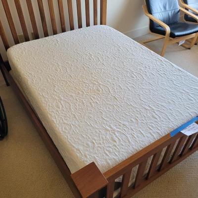 Full Size Wooden Bed Frame and Bedding (BR1-EL)