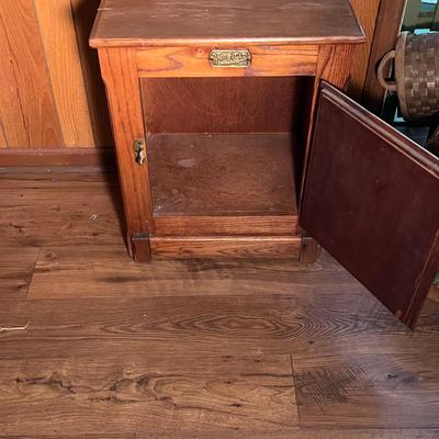 White Clad Oak ‘Ice Box’ End Table (D-RG)