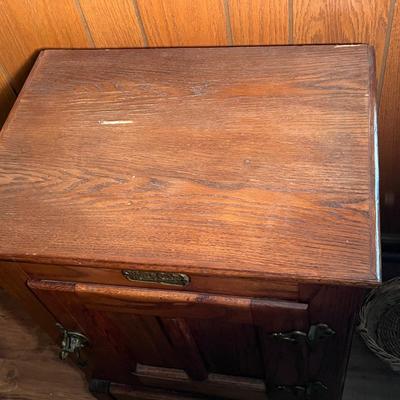 White Clad Oak ‘Ice Box’ End Table (D-RG)