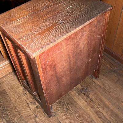 White Clad Oak ‘Ice Box’ End Table (D-RG)
