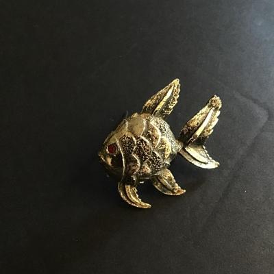 Gold tone fish brooch