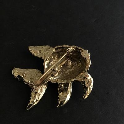 Gold tone fish brooch