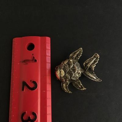Gold tone fish brooch