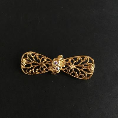 Beautiful Iridescent rhinestone gold tone vintage brooch