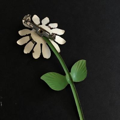 Cute unique daisy brooch, has wear
