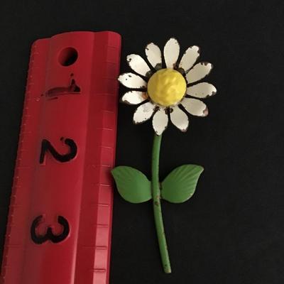 Cute unique daisy brooch, has wear