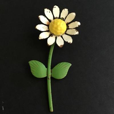 Cute unique daisy brooch, has wear