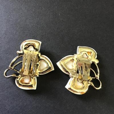 Beautiful Claudette thermoset earrings