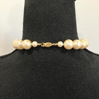 Beautiful chunky vintage. Very nice faux pearl choker necklace.