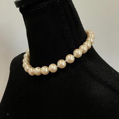 Beautiful chunky vintage. Very nice faux pearl choker necklace.