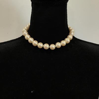 Beautiful chunky vintage. Very nice faux pearl choker necklace.