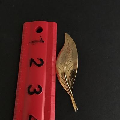 Gold tone leaf brooch