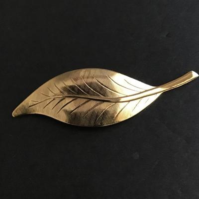 Gold tone leaf brooch