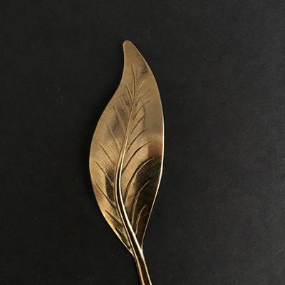 Gold tone leaf brooch