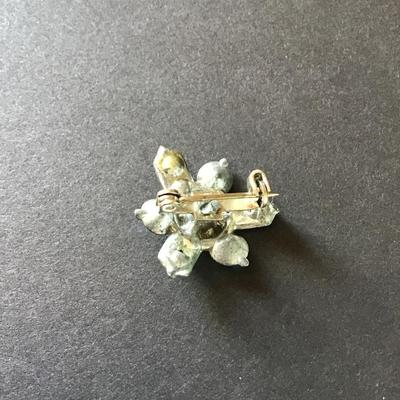 Beautiful vintage, Aurora Borealis crystal flower pin
